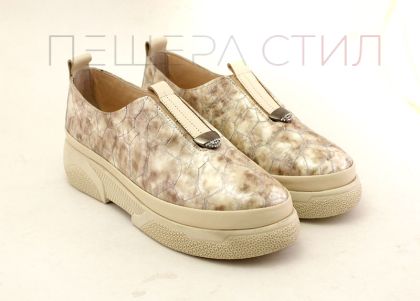 Pantofi casual de dama din piele naturala lacuita cu model "croco" in negru - Model Sabrina.