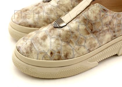 Pantofi casual de dama din piele naturala lacuita cu model "croco" in negru - Model Sabrina.