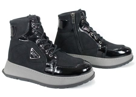 Botine sport damă Astra Nero din piele naturală nubuc și lac, culoare neagră, cu talpă gri contrastantă și interior din tricot.