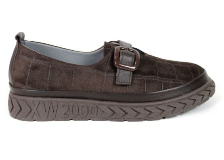 Lucia Ferrero is a modern women's casual shoe that combines genuine suede with a subtle croc-embossed texture and a minimalist urban design. The brown color enhances the natural texture of the material and gives the model a warmer, softer appearance that 