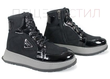 Botine sport damă Astra Nero din piele naturală nubuc și lac, culoare neagră, cu talpă gri contrastantă și interior din tricot.