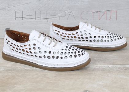 Soraya Lune sunt pantofi de vară pentru femei, realizați din piele naturală albă, cu perforații mari pentru ventilație optimă. Modelul este ușor, flexibil și confortabil, potrivit pentru purtare zilnică. Designul respirabil ajută la menținerea confortului