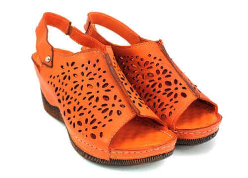 Sandale de damă din piele naturală cu perforare în portocaliu M-126 OR