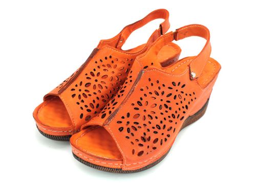 Sandale de damă din piele naturală cu perforare în portocaliu M-126 OR