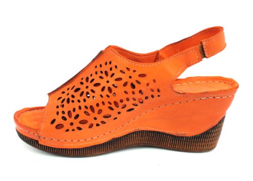 Sandale de damă din piele naturală cu perforare în portocaliu M-126 OR