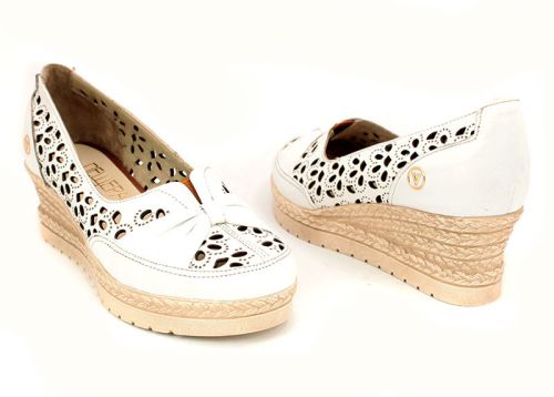 Pantofi de vara de dama cu perforare 400 B realizati integral din piele naturala