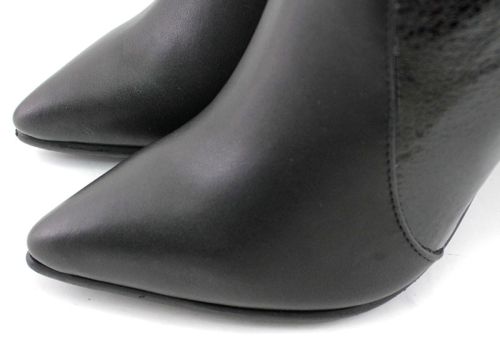 Botine elegante de damă din piele naturală și lac natural cu fermoar lateral negru, model Astra.