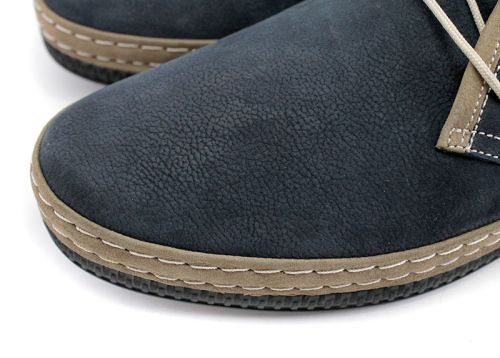 Pantofi casual barbatesti din nubuc natural de culoare albastru inchis. Căptușeală și branț din piele naturală. Talpă din cauciuc. Modelul Zachary.
