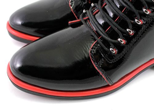 Botine elegante pentru femei, cu fermoar lateral și șireturi în negru și roșu - Model Esmeralda.
