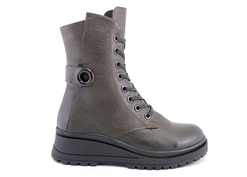 Ghete de damă din piele naturală în maro - model Cynthia.