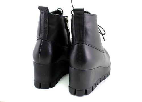 Cizme de damă din piele naturală cu șireturi și fermoar în negru, model Crystaly