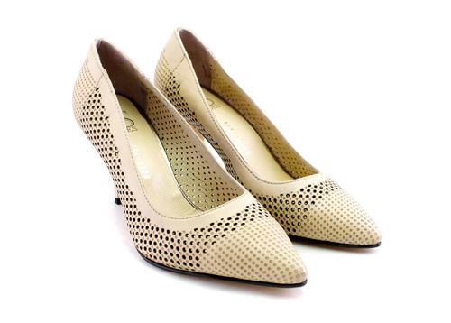 Pantofi elegantă de femei cu perforație în bej, model Betty