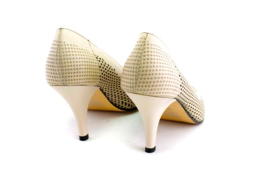 Pantofi elegantă de femei cu perforație în bej, model Betty