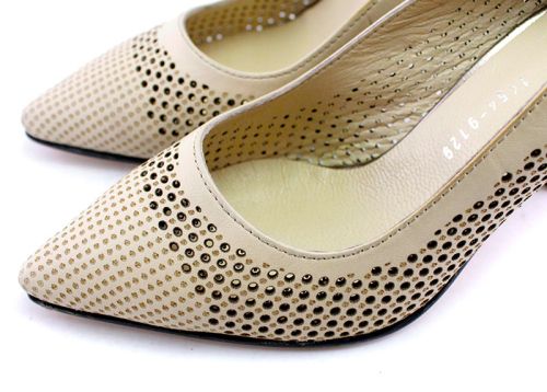 Pantofi elegantă de femei cu perforație în bej, model Betty
