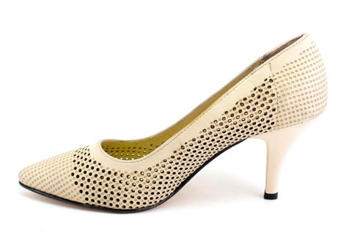 Pantofi elegantă de femei cu perforație în bej, model Betty