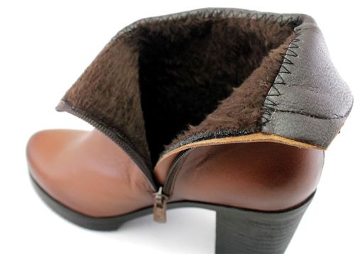 Ghete de damă din piele naturală în maro deschis - model Vasilisa.