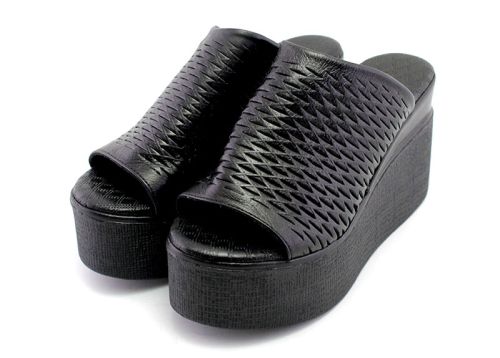 Saboți de damă pe platformă în negru - Model Nereya.