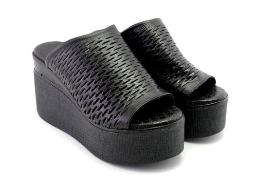 Saboți de damă pe platformă în negru - Model Nereya.