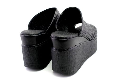 Saboți de damă pe platformă în negru - Model Nereya.