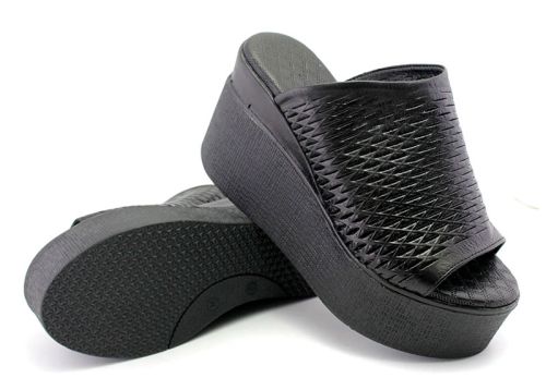 Saboți de damă pe platformă în negru - Model Nereya.
