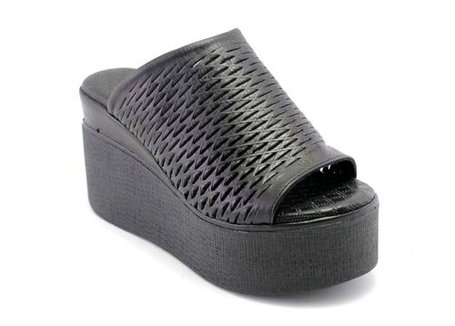 Saboți de damă pe platformă în negru - Model Nereya.