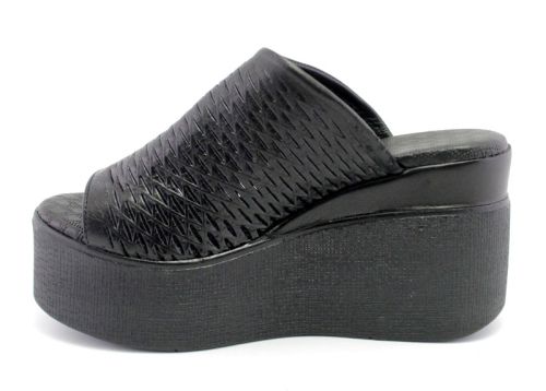 Saboți de damă pe platformă în negru - Model Nereya.
