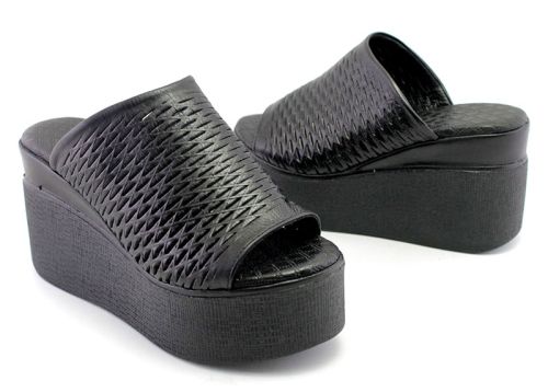 Saboți de damă pe platformă în negru - Model Nereya.