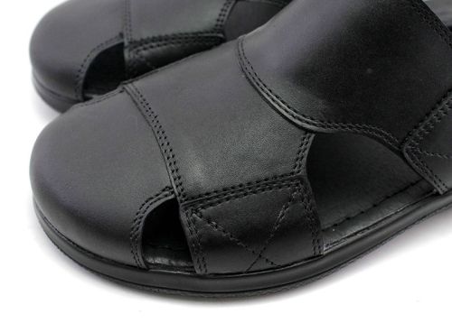 Papuci barbatesti, degete inchise, din piele naturala de culoare neagra, model Boyan