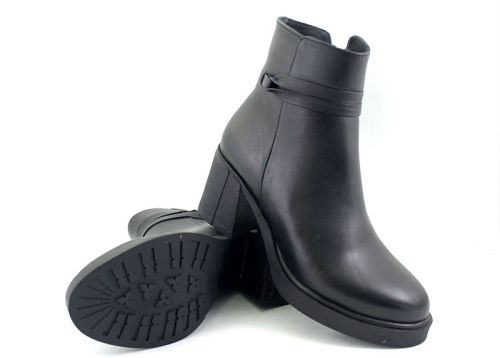 Cizme joase de dama din piele naturala de culoare neagra - model 125541