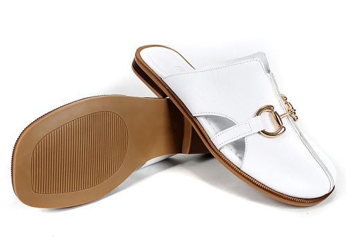 Papuci de damă Luna Piena din piele naturală albă cu accesoriu auriu