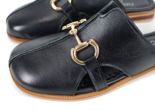 Papuci de damă din piele naturală neagră Luna Piena cu talpă joasă și accesoriu auriu