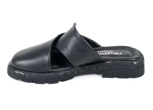 Papuci de damă din piele naturală negri Notte Viva cu design asimetric