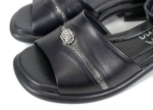 Sandale damă Bella Nero din piele naturală cu broșă.