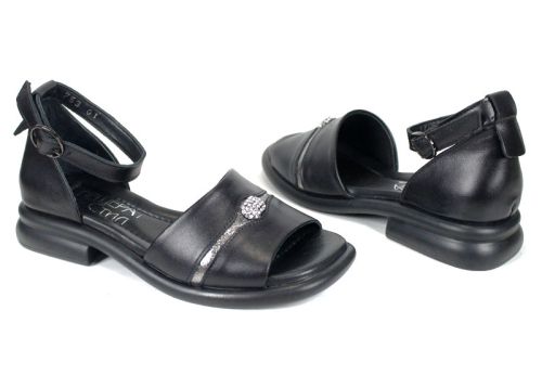 Sandale damă Bella Nero din piele naturală cu broșă.
