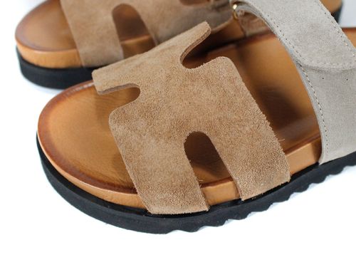 Vita Colore – papuci damă din piele întoarsă bej și vizon cu talpă neagră și închidere reglabilă cu velcro