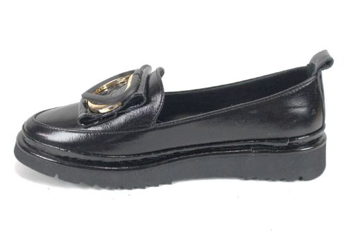 Pantofi damă Amora Nero din lac natural, cu talpă EVA și broșă inimă elegantă.