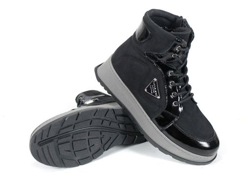 Botine sport damă Astra Nero din piele naturală nubuc și lac, culoare neagră, cu talpă gri contrastantă și interior din tricot.