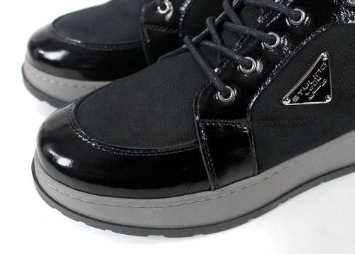 Botine sport damă Astra Nero din piele naturală nubuc și lac, culoare neagră, cu talpă gri contrastantă și interior din tricot.