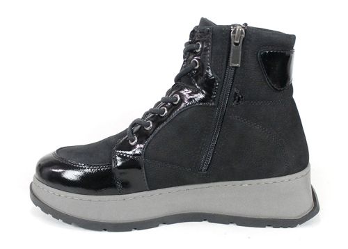Botine sport damă Astra Nero din piele naturală nubuc și lac, culoare neagră, cu talpă gri contrastantă și interior din tricot.