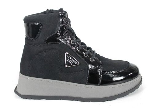 Botine sport damă Astra Nero din piele naturală nubuc și lac, culoare neagră, cu talpă gri contrastantă și interior din tricot.