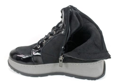 Botine sport damă Astra Nero din piele naturală nubuc și lac, culoare neagră, cu talpă gri contrastantă și interior din tricot.