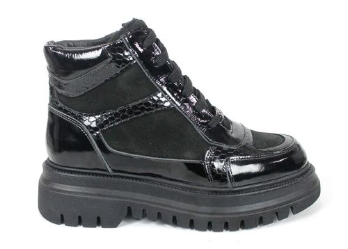Botine sport damă Bronza Nero din piele naturală întoarsă și lac negru cu imprimeu tip șarpe și talpă înaltă.