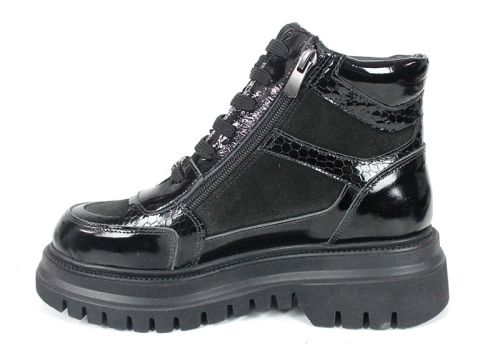 Botine sport damă Bronza Nero din piele naturală întoarsă și lac negru cu imprimeu tip șarpe și talpă înaltă.