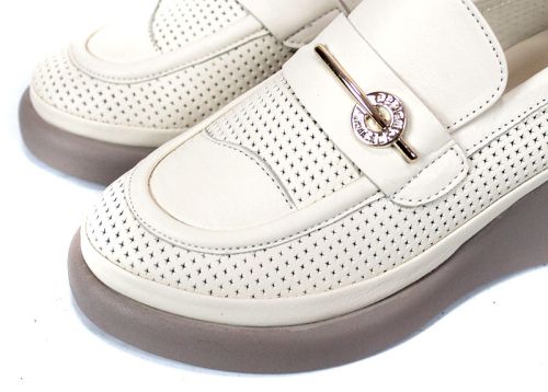 Magia Fiore – Pantofi de damă bej din piele naturală cu perforații florale