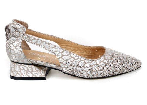 Pantofi damă Aria Flow din piele naturală bej cu perforații și toc jos