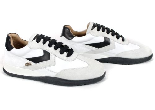 Lunara Belle sunt sneakerși damă din piele naturală și velur alb, confortabili și potriviți pentru utilizare zilnică.  FAQ:  Sunt potriviți pentru purtare zilnică? Da, oferă confort pe termen lung.  Din ce materiale sunt fabricați? Din piele naturală și v