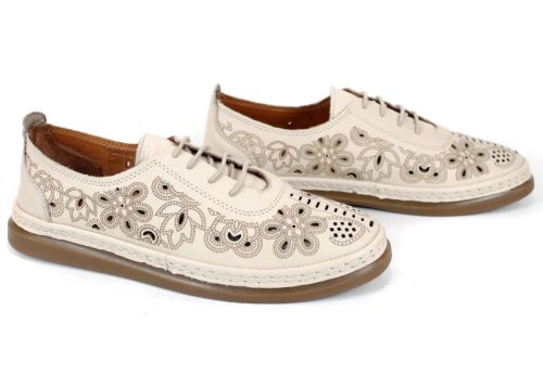 Ce tip de pantofi sunt aceștia?  Un model de vară din piele naturală, cu perforații decorative și funcționale.  Sunt potriviți pentru purtare zilnică?  Da, sunt concepuți pentru confort pe termen lung.  Sunt aerisiți?  Da, perforațiile permit ventilația p