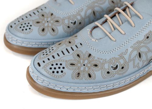 Pantofi de vară Nerisa Flow din piele naturală albastru deschis cu perforații florale