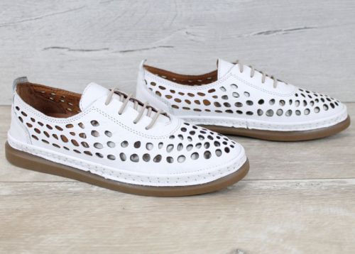 Soraya Lune sunt pantofi de vară pentru femei, realizați din piele naturală albă, cu perforații mari pentru ventilație optimă. Modelul este ușor, flexibil și confortabil, potrivit pentru purtare zilnică. Designul respirabil ajută la menținerea confortului