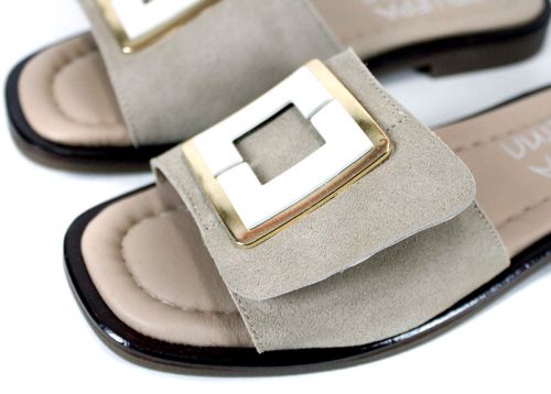 Bianca Morelli – papuci damă din velur bej cu accesoriu decorativ